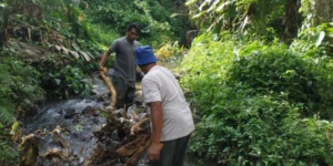 Sinergi Babinsa dan Warga Amankan Jembatan Pondok Buak