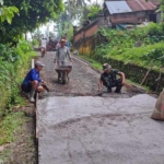 Babinsa Pesagi Turun Tangan, Cor Jalan 80 Meter Bersama Warga Demi Akses Antar Banjar Lebih Lancar