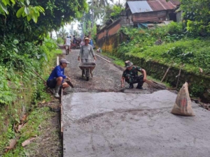 Babinsa Pesagi Turun Tangan, Cor Jalan 80 Meter Bersama Warga Demi Akses Antar Banjar Lebih Lancar