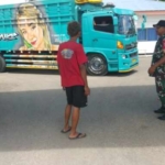 Babinsa Pantau Aktivitas Bongkar Muatan KMP Kalibodri di Pelabuhan Pantai Baru