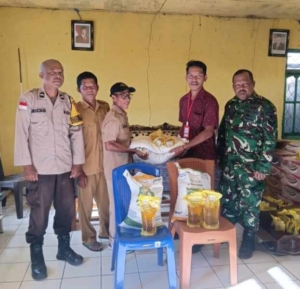 TNI Hadir untuk Rakyat, Koramil Reok Amankan Penyaluran Bantuan Pangan di Desa Rura
