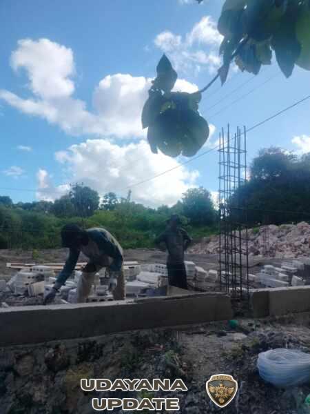 Babinsa Koramil 1627-03/Batutua Pantau Pemasangan Batako di Desa Tualima