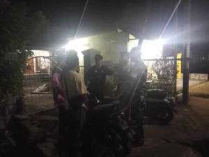 Babinsa Sekongkang Tingkatkan Keamanan Lingkungan Lewat Patroli Rutin