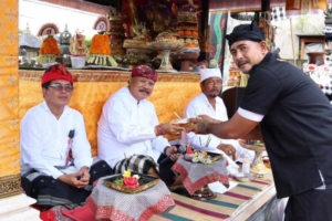 Wabup Dirga Hadiri Pujawali di Merajan Arya Pinatih