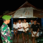 Babinsa Koramil 1614-01/Dompu Laksanakan Patroli Ronda Malam, Edukasi Remaja di Dusun Pandai