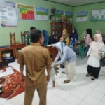 Babinsa Koramil Taliwang Dampingi Kegiatan Posyandu di Kelurahan Menala