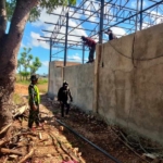 Babinsa Pantau Pemasangan Rangka dan Regel KDKMP Lekunik
