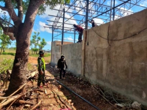 Babinsa Pantau Pemasangan Rangka dan Regel KDKMP Lekunik
