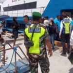 Babinsa Pantau Kedatangan Expres Bahari 8E di Ba’a