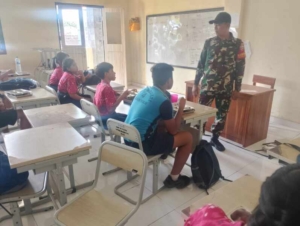Dukung Program MBG, Babinsa Serongga Kawal Pendistribusian Makan Bergizi untuk Siswa