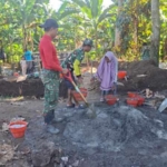 Babinsa Nowa koramil-01/Dompu Pimpin Gotong Royong, Perkuat Struktur Jembatan Perintis Garuda