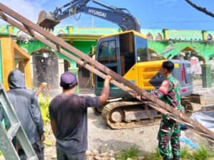 Babinsa Sapugara Bree Kawal Pembongkaran Emperan Masjid Al-Muhajirin