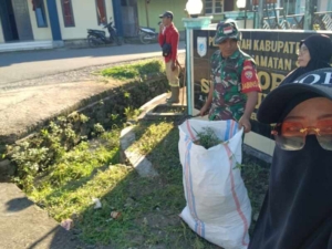 Babinsa Seteluk Rea Gotong Royong Sambut Tim Verifikasi Faktual Pusat