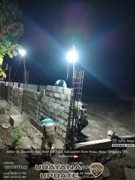 Babinsa Koramil 1627-03/Batutua Pantau Lembur Malam Pemasangan Batako di Desa Tualima