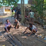 Babinsa Koramil 1614-01/Dompu Aktif Dampingi Warga Siapkan Besi Bantalan Jembatan Perintis