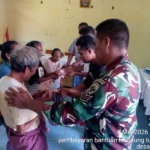 Babinsa Koramil 1627-03/Batutua Dampingi Pembagian BLT Tahap I di Desa Mbokak