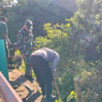 Kebersamaan TNI dan Warga Warnai Kegiatan Jumat Bersih di Lingkungan Sebok