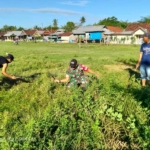 Babinsa Seran Dukung Kegiatan Olahraga Lewat Gotong Royong Pembersihan Lapangan