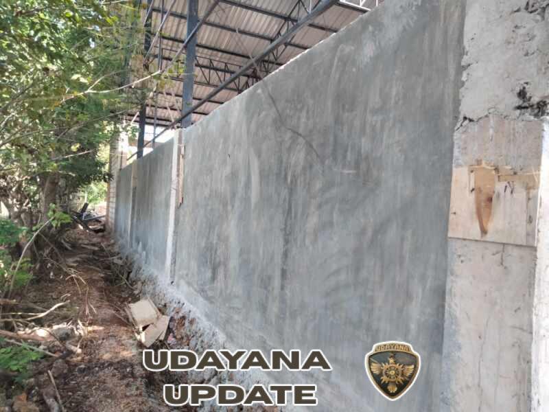 Pembangunan KDKMP Desa Lekunik Berlanjut, Babinsa Pantau Pemasangan Atap dan Kanopi