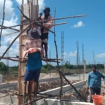 Babinsa Kopda Otnial Bofe Pantau Pengecoran Kolom Pedestal KDKMP Desa Oelolot