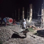 Babinsa Kopda Otnial Bofe Pantau Lembur Malam Pengecoran Kolom Pedestal KDKMP Desa Oelolot