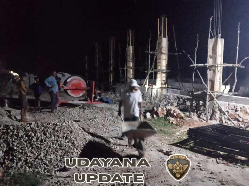 Babinsa Kopda Otnial Bofe Pantau Lembur Malam Pengecoran Kolom Pedestal KDKMP Desa Oelolot