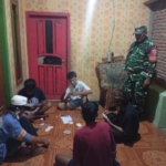 Babinsa Koramil 1614-04/Kilo Beri Edukasi Pemuda Saat Patroli Ronda Malam di Mbuju