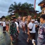 Babinsa dan Pecalang Bersinergi Kawal Tradisi Mendak Ida Sesuhunan di Ubud