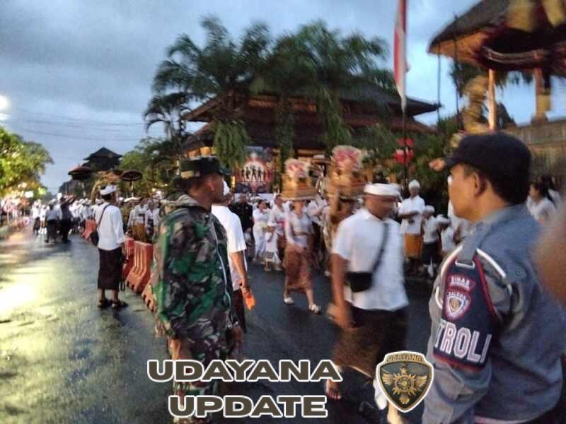 Babinsa dan Pecalang Bersinergi Kawal Tradisi Mendak Ida Sesuhunan di Ubud