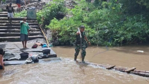 Babinsa Sertu Sudirman Pimpin Pengangkutan Besi dan Triplek Demi Kelancaran Pembangunan Jembatan