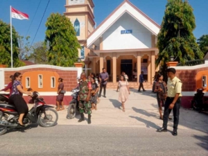 Piket Koramil 1627-01/Ba’a Amankan Ibadah Minggu di Gereja Efata Lekioen