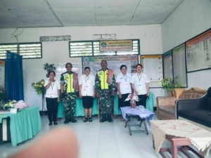Babinsa Oenino Dampingi Ujian SD, Pastikan Siswa Tenang dan Aman