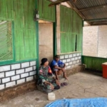 Babinsa Koramil Omesuri Pererat Silaturahmi dengan Warga Desa Umaleu
