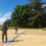 Babinsa Rindi Umalulu Tak Kenal Hari Libur, Bantu Petani Jemur Padi Pascapanen di Desa Wanga