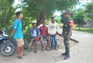 Dari Pinggir Jalan Desa, Babinsa Pererat Ikatan Sosial Bersama Warga