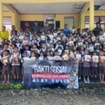 Peduli Literasi, Satgas Pamtas Yonarhanud 2 Kostrad Bagikan 500 Paket Alat Tulis di Desa Wini