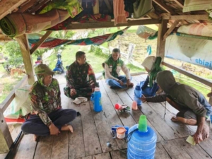 Komsos Humanis Babinsa Moyo Hilir, Pererat Silaturahmi dan Tingkatkan Kewaspadaan Warga