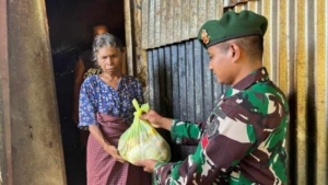 Yonarmed 12 Kostrad Tebar Kepedulian Lewat Jumat Berkah di Perbatasan