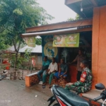 Babinsa Koramil Omesuri Monitoring Wilayah dan Jalin Kedekatan Bersama Warga Koahua