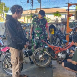 Jaga Ketertiban, Babinsa Lebin Sosialisasikan Larangan Knalpot Brong