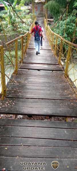 Babinsa Airmata Cek Jembatan Rusak Ancam Keselamatan Warga