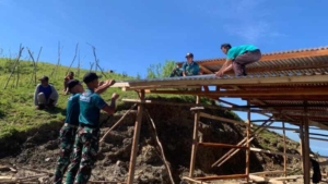 Yonarmed 12 Kostrad Wujudkan Kepedulian, Pos Lakmars Bantu Pemasangan Atap Rumah Warga