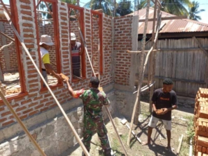 Babinsa Bian Gelar Karya Bakti, Bantu Warga Bangun Rumah di Desa Ponu