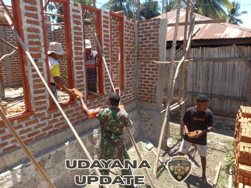 Babinsa Bian Gelar Karya Bakti, Bantu Warga Bangun Rumah di Desa Ponu