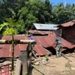 TNI AD Gelar Karya Bhakti Rehabilitasi RTLH Milik Warga di Kelurahan Kabola