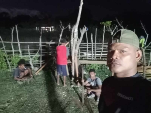 Babinsa Pantau Lembur Malam Pembersihan KDKMP Temas