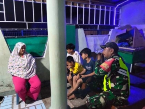 ‎Kebersamaan di Malam Hari, TNI dan Warga Jaga Lingkungan Tetap Kondusif
