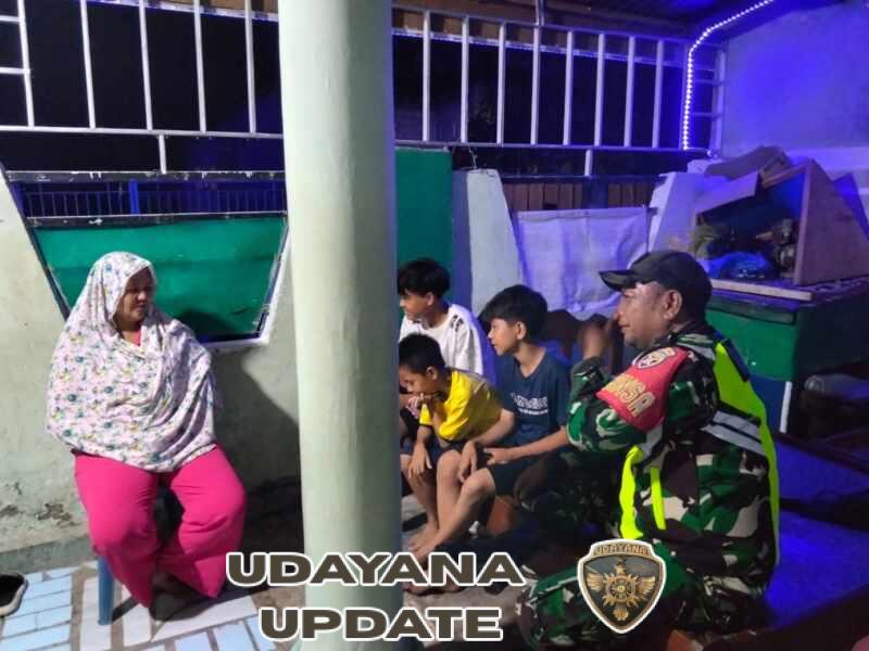 ‎Kebersamaan di Malam Hari, TNI dan Warga Jaga Lingkungan Tetap Kondusif