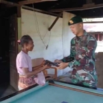 Yonarmed 12 Kostrad Tebar Kepedulian, Bagikan Pakaian untuk Warga Perbatasan