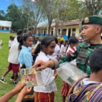 Peringati Hari Pendidikan Nasional, Yonarmed 12 Kostrad Bagikan Buku untuk Siswa